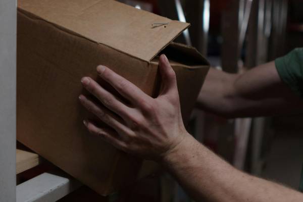 Zarobki magazyniera za granicą